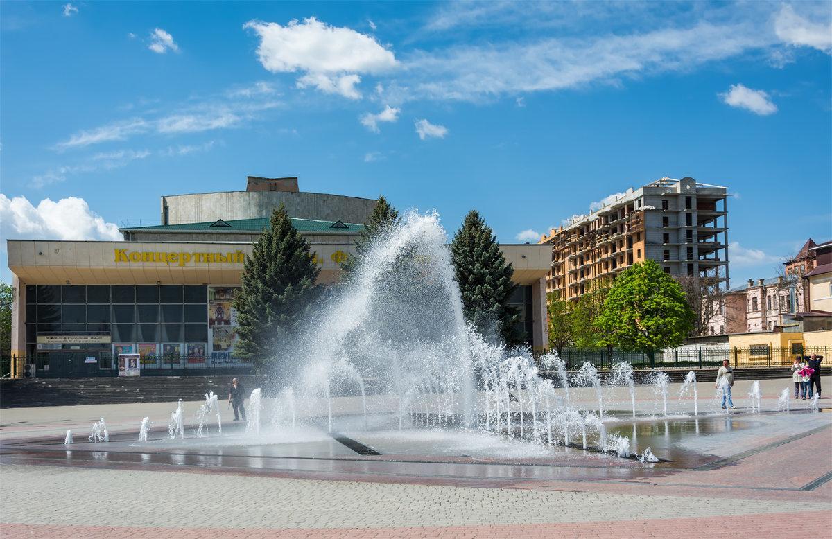 Ессентуки центр фото. Театральная площадь Ессентуки. Площадь Театральная города Ессентуки. Ессентуки фонтан на театральной площади. Достопримечательности Ессентуки Театральная площадь.